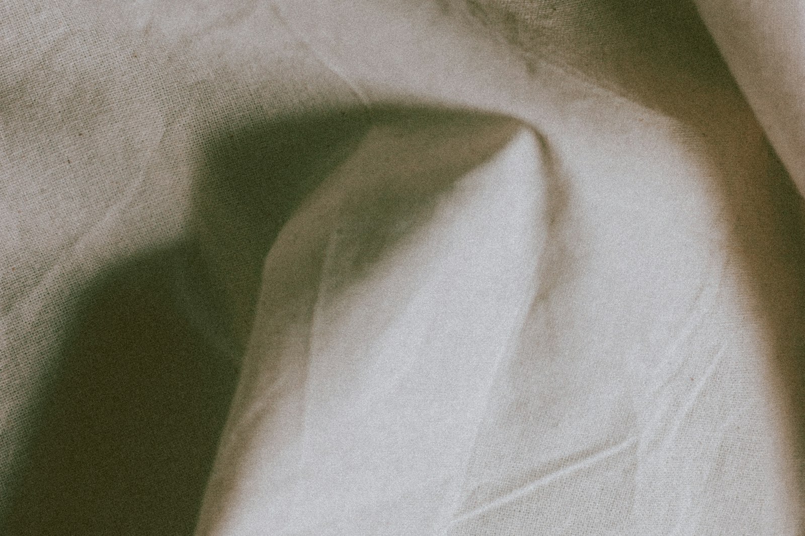 Linen có nhăn thật không, và cách mặc linen ở Sài Gòn
