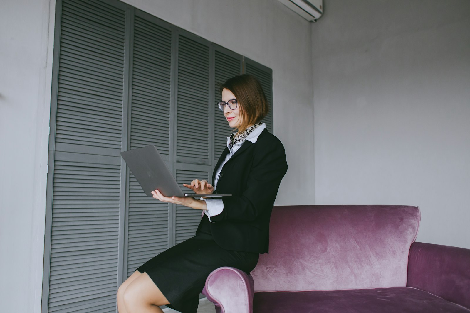 Phối một bộ đồ từ buổi họp sáng tới bữa tối mà không cần về thay